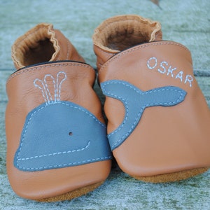 Whale crawling shoes with name, caramel gray