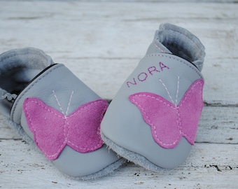 Crawling shoes butterfly with name, light gray-berry