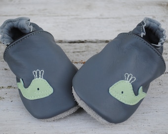 Krabbelschuhe kleine Wale, grau-mint