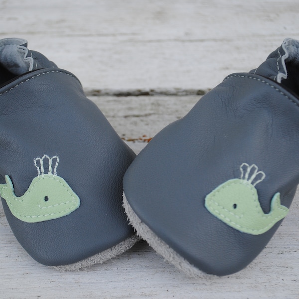 Krabbelschuhe kleine Wale, grau-mint