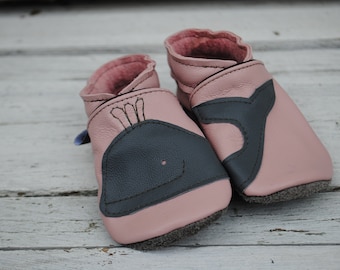 Crawling shoes whale with name, powder pink-gray