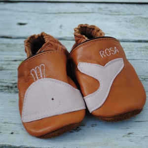 Crawling shoes whale with name, caramel-powder pink
