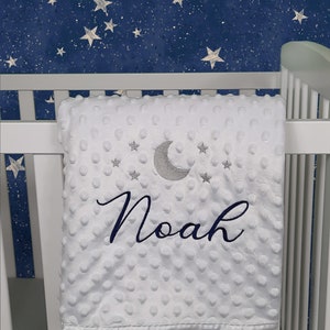 Envoltura personalizada para bebé, luna y estrellas, rosa, azul, gris o blanco, suave y esponjosa, bordada con cualquier nombre imagen 1