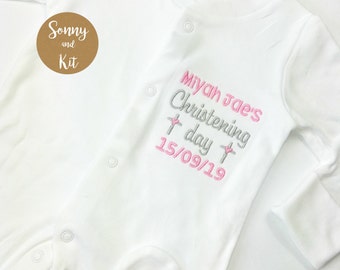 Personalisierte Taufe Baby Boy oder Mädchen Schlafanzug, bestickt religiöse Kreuz, Taufe Kleidung Geschenk, Onsie