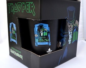 Cerveza IPA SRSX de Iron Maiden x Robinson Brewery Fear of the Dark Trooper en caja de vidrio