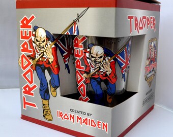 Caja de vidrio para pinta de cerveza con la bandera Trooper de Iron Maiden x Robinson Brewery