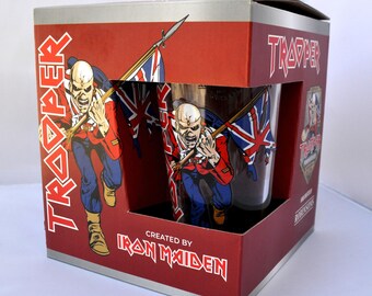 Caja de vidrio de pinta de cerveza roja con la bandera Trooper de Iron Maiden x Robinson Brewery