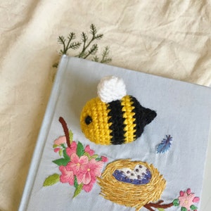 Gehäkelte Biene Schlüsselanhänger Handgemacht Amigurumi Crochet Bee Kinder Erwachsene Geburtstag Adventskalender Weihnachten Geschenk Bild 2