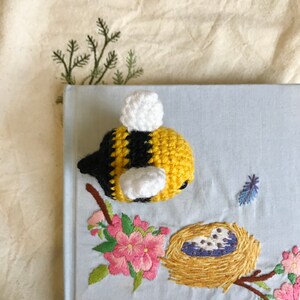 Gehäkelte Biene Schlüsselanhänger Handgemacht Amigurumi Crochet Bee Kinder Erwachsene Geburtstag Adventskalender Weihnachten Geschenk Bild 3