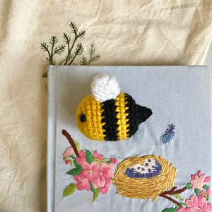 Gehäkelte Biene Schlüsselanhänger Handgemacht Amigurumi Crochet Bee Kinder Erwachsene Geburtstag Adventskalender Weihnachten Geschenk Bild 6