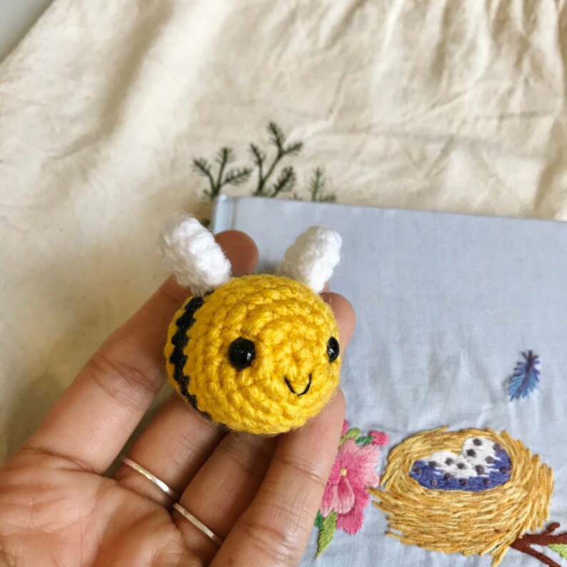 Gehäkelte Biene Schlüsselanhänger Handgemacht Amigurumi Crochet Bee Kinder Erwachsene Geburtstag Adventskalender Weihnachten Geschenk Bild 4