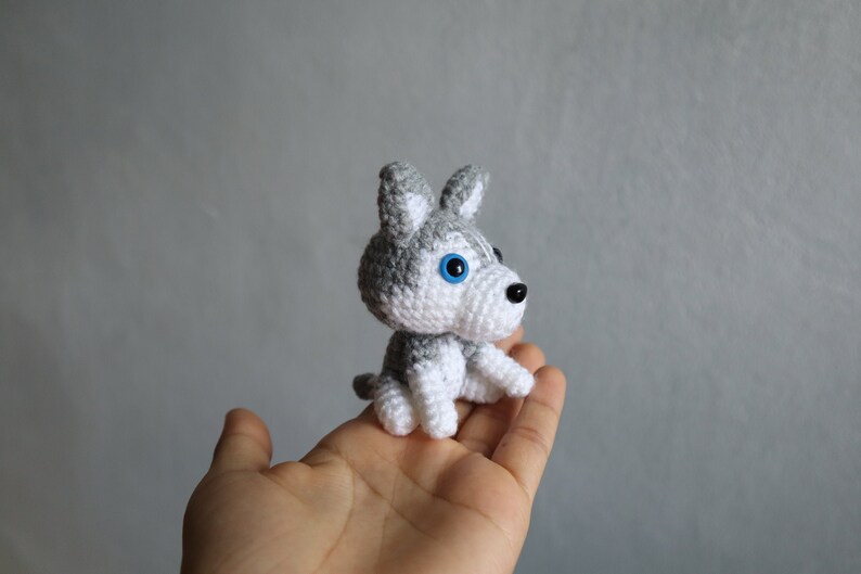 Limited Edition Gehäkelter Husky Hund Stofftier Miniatur Amigurumi Puppy Dog Crochet Kinder Erwachsene Adventskalender Weihnachten Geschenk Bild 1