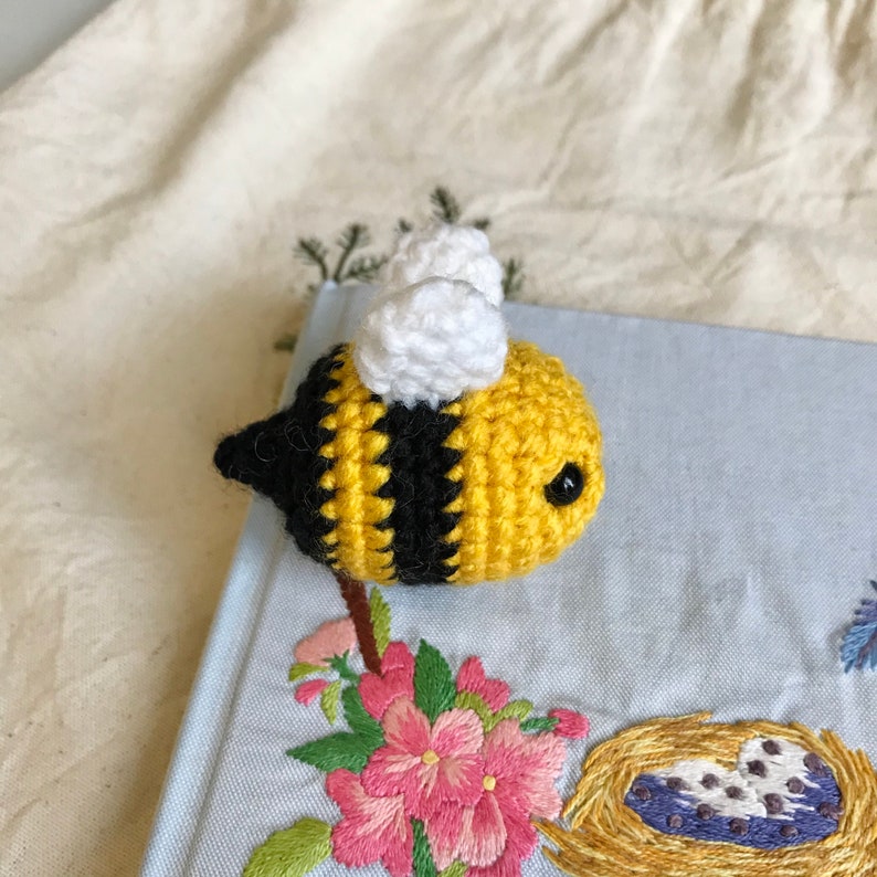 Gehäkelte Biene Schlüsselanhänger Handgemacht Amigurumi Crochet Bee Kinder Erwachsene Geburtstag Adventskalender Weihnachten Geschenk Bild 5
