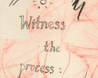 Puede incluir: Un pequeño folleto con una cubierta de color crema con el texto "Witness the process :" en negro, con letras manuscritas. La cubierta tiene dibujos abstractos rojos y negros, incluyendo un sol y garabatos.