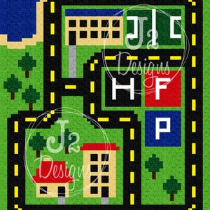 Könnte beinhalten: Eine grüne Filzspielmatte mit einer schwarzen Straße und gelben Fahrbahnmarkierungen. Die Matte zeigt ein gelbes Gebäude mit einem roten Dach, ein blaues Gebäude mit einem roten Dach, ein rotes Gebäude mit einem weißen Dach und einen blauen Parkplatz mit dem Buchstaben "P".