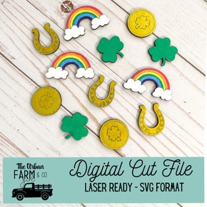 Puede incluir: Un conjunto de 10 archivos SVG cortados con láser que representan un arcoíris, una herradura, un trébol y una moneda de oro. Los archivos de corte digital son perfectos para crear manualidades para el Día de San Patricio.