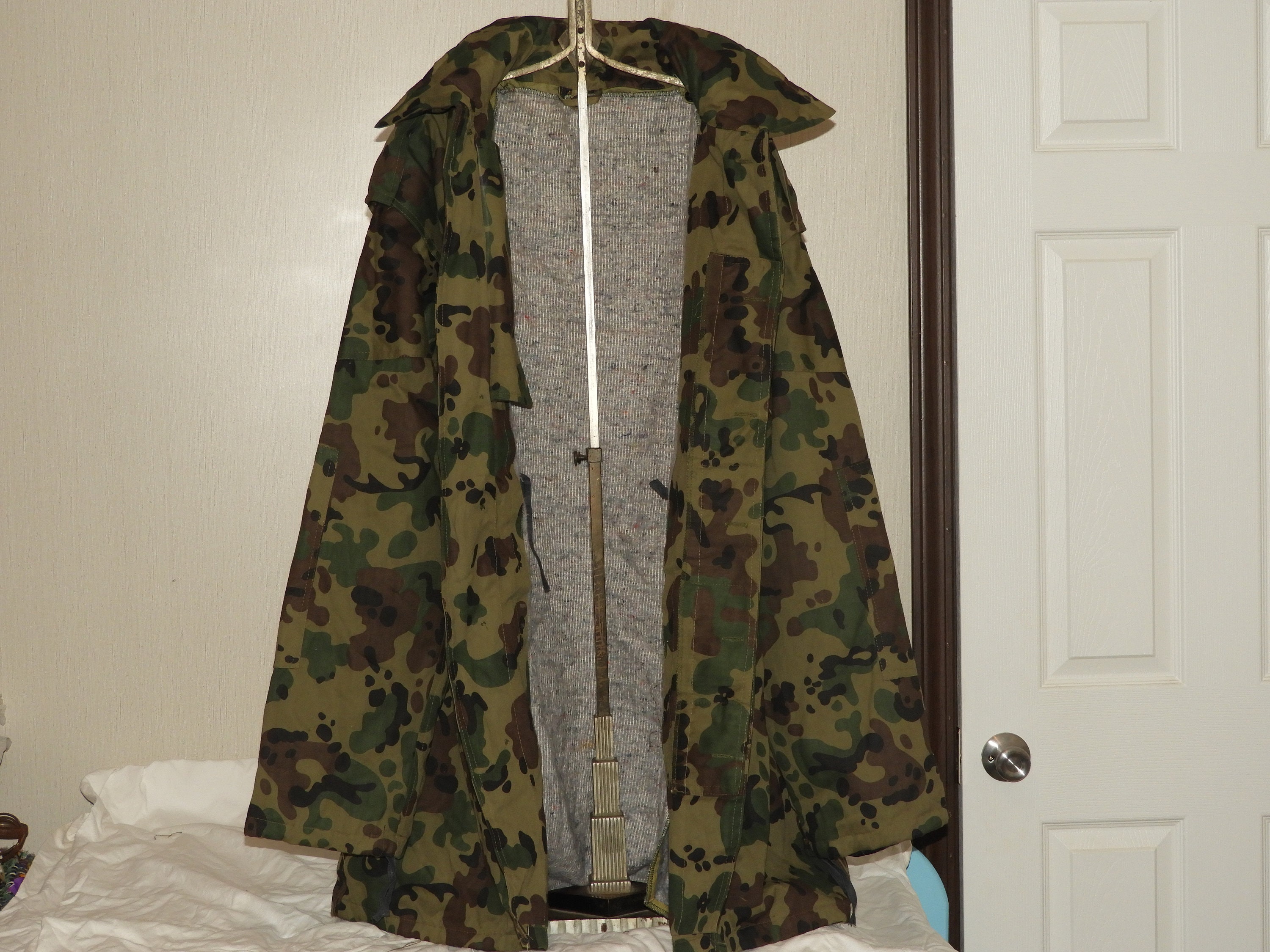 thumbnail image 2 of Romanian Army Leaf Pattern Camo Parka Jacket – M 93/94 – Size 44-62 (NATO) 2 of 6