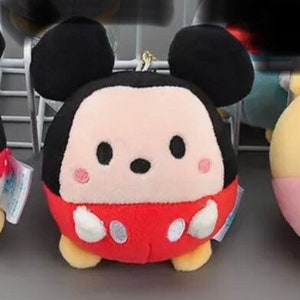 Pode incluir: Tr&ecirc;s brinquedos de pel&uacute;cia redondos, Mickey Mouse, Minnie Mouse e Winnie the Pooh, t&ecirc;m olhos grandes. Mickey Mouse est&aacute; vestindo uma camisa vermelha com bolinhas brancas. Minnie Mouse est&aacute; vestindo um vestido vermelho com bolinhas brancas e um la&ccedil;o vermelho. Winnie the Pooh est&aacute; vestindo uma camisa rosa.