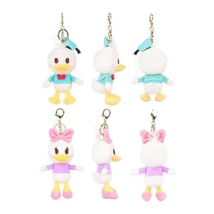 Pode incluir: Seis chaveiros de pel&uacute;cia com os personagens da Disney Donald Duck e Daisy Duck. Os chaveiros est&atilde;o em duas poses diferentes, uma com os personagens olhando para a frente e a outra com os personagens olhando para os lados. Os chaveiros s&atilde;o todos brancos com diferentes acentos de cor. Donald Duck est&aacute; vestindo um traje de marinheiro azul com um bico e p&eacute;s amarelos. Daisy Duck est&aacute; vestindo um vestido roxo com um la&ccedil;o rosa e p&eacute;s amarelos.