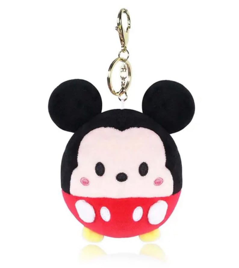 Pode incluir: Um chaveiro de pel&uacute;cia do Mickey Mouse com uma roupa vermelha e branca e orelhas pretas. O chaveiro tem um anel de metal dourado.