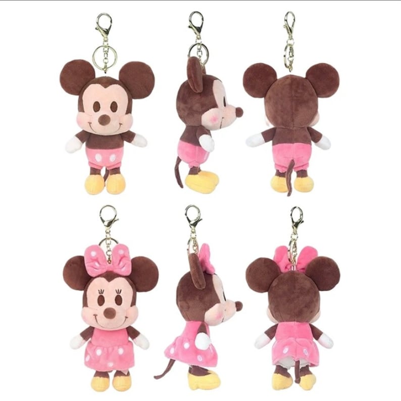 Pode incluir: Conjunto de seis chaveiros de pel&uacute;cia do Mickey Mouse e da Minnie Mouse. Os chaveiros apresentam Mickey e Minnie em diferentes poses, incluindo em p&eacute;, andando e olhando para o lado. Os chaveiros s&atilde;o marrons e rosa com olhos pretos e detalhes brancos.