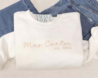 Sudadera bordada personalizada, sudadera con apellido, futura novia, regalo para ella, regalo de compromiso, cuello redondo para señora, regalo de boda, regalo de novia