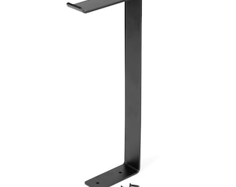 Könnte beinhalten: Schwarze Metall-Regalhalterung mit zwei Schrauben. Die Halterung ist L-förmig und hat eine flache Basis.