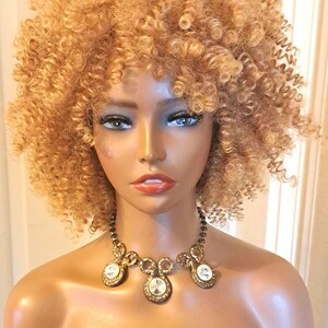 Blonde krullende afropruik | Kinky krullende synthetische pruik van groot haar | Natuurlijke volume gouden afropruik voor zwarte vrouwen | Stijl voor elke dag en feest