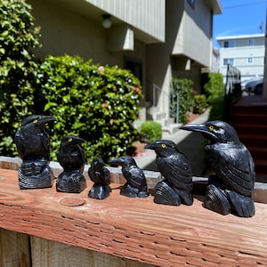 Estatua de cuervo tallada en ónix negro, escultura de ave tótem con ojos de colores.