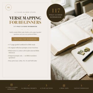 Può includere: Un quaderno di esercizi guidato di 117 pagine intitolato Verse Mapping for Beginners in formato PDF stampabile, con 56 spunti di riflessione in 8 sezioni e quattro formati di stampa, mostrato accanto a un libro aperto su un tavolo.
