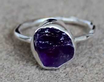 Rå ametistring – 925 massivt sterlingsilver – grovslipad naturlig lila ädelsten – bohemiska hantverkssmycken – organisk form