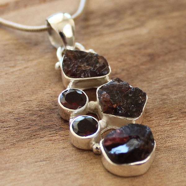 Ciondolo in granato grezzo – Argento Sterling 925 massiccio – Pietra preziosa rossa naturale sfaccettata e grezza – Gioielli artigianali Boho – pietre multiple