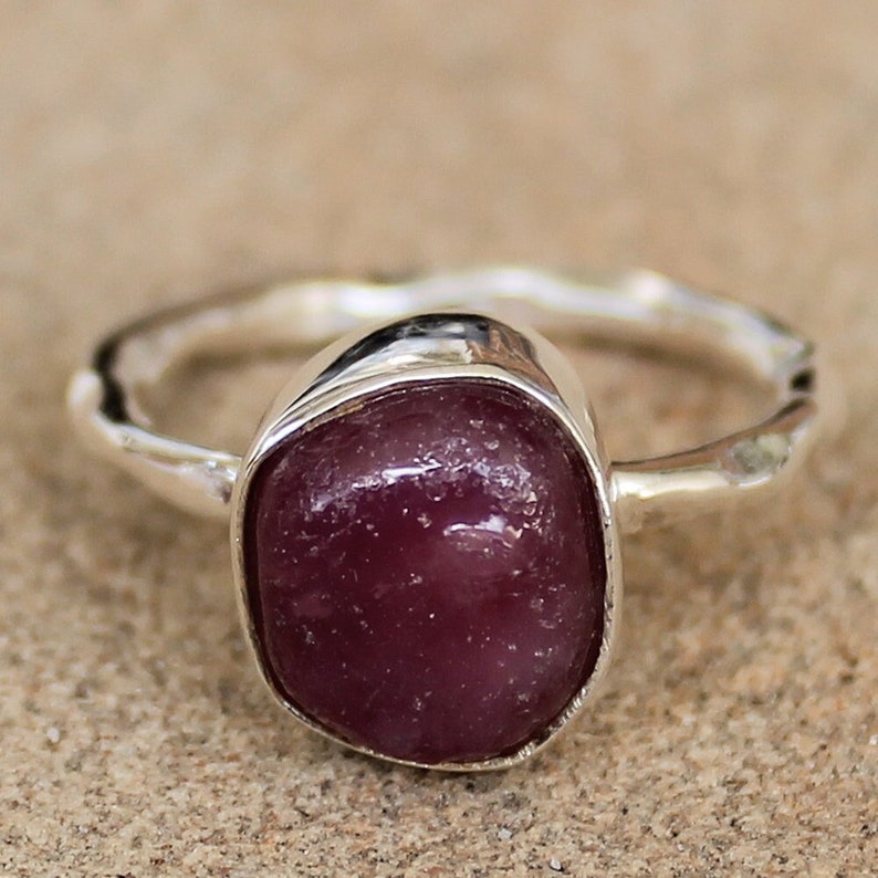 Rå Rubinring – 925 Massivt Sterling Silver – Grovslipad Naturlig Röd Ädelsten – Boho Hantverkssmycken – Organisk form bild 1