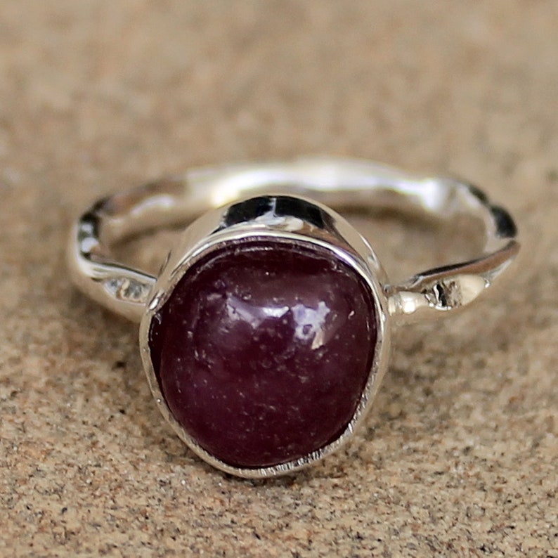 Rå Rubinring – 925 Massivt Sterling Silver – Grovslipad Naturlig Röd Ädelsten – Boho Hantverkssmycken – Organisk form 8 US