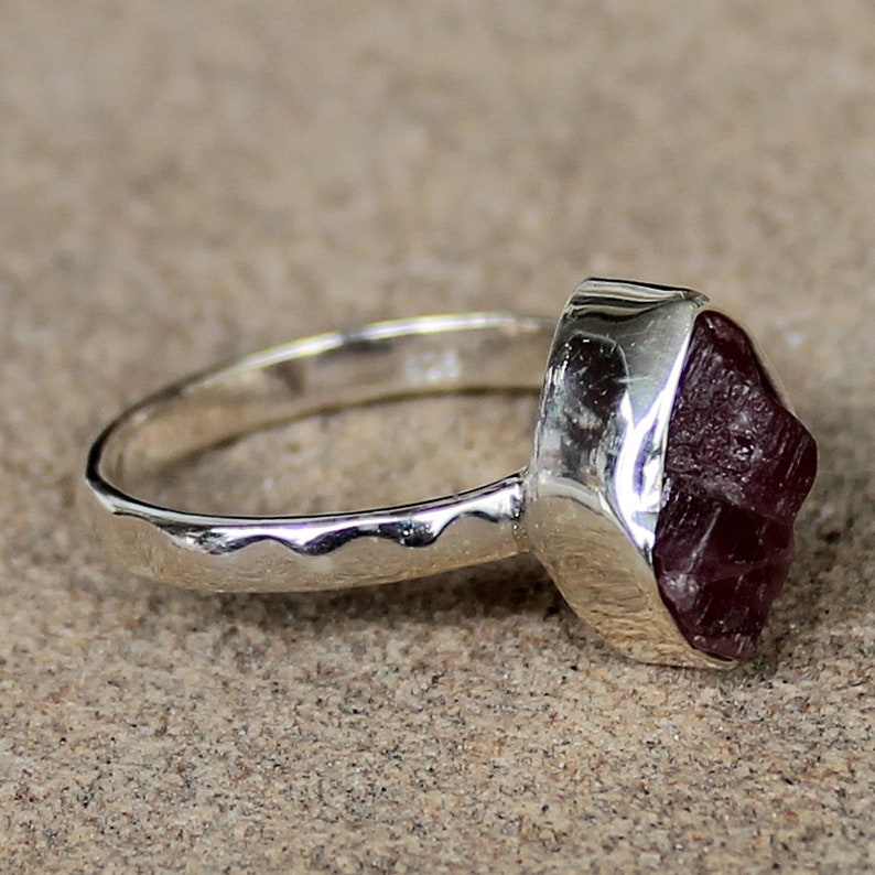Rå Rubinring – 925 Massivt Sterling Silver – Grovslipad Naturlig Röd Ädelsten – Boho Hantverkssmycken – Organisk form bild 2