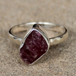 Rå Rubinring – 925 Massivt Sterling Silver – Grovslipad Naturlig Röd Ädelsten – Boho Hantverkssmycken – Organisk form 9b US