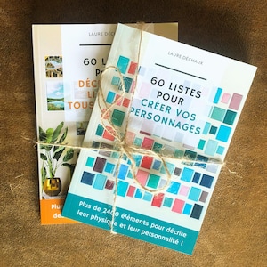 Peut inclure: Deux livres enveloppés de ficelle, tous deux intitulés "60 Listes" et présentant des carrés colorés sur la couverture. Le livre du haut est intitulé "60 Listes pour créer vos personnages" et le livre du bas est intitulé "60 Listes pour les décrire tous".