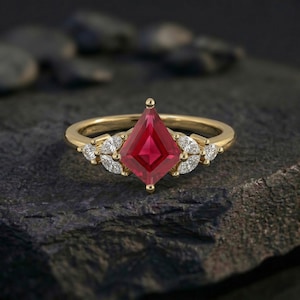 Natuurlijke robijnrode verlovingsring goud, kite-geslepen robijnrode ring met diamantaccenten, vintage geïnspireerde sierlijke ring, geboortesteen juli, cadeau