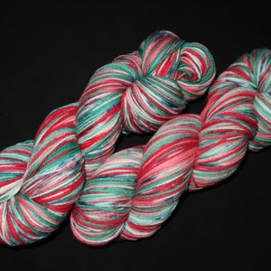 Extrafeines Merino 100g handgefärbt Grün-Rot-Weiß-Rosa-Blau
