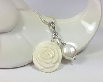 Pendentif rose avec perle en crème - porte-bonheur talisman énergie bijoux Reiki Yoga sur le thème bijoux énergie puissance