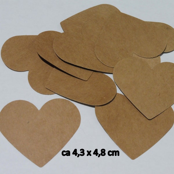 30 handgestanzte Herzen aus Kraftpapier