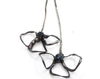 2 Grandi spille con testa di petalo stilizzato avvolto e saldato in filo con piccoli reperti di gioielleria realizzati artigianalmente in strass blu
