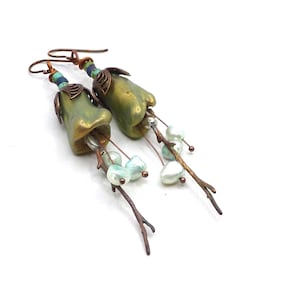 Verspielte Polymer Clay Glöckchen Ohrringe mit Perlen und Messingzweigen