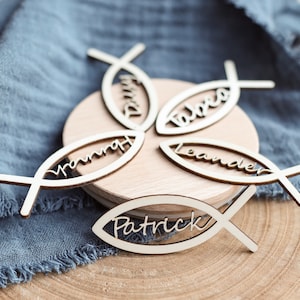 Platzkarten Kommunion - Konfirmation - Taufe -*Feste* - Schriftzug aus Holz -  personalisierte Namen  - Finde deinen Platz - Name im Fisch