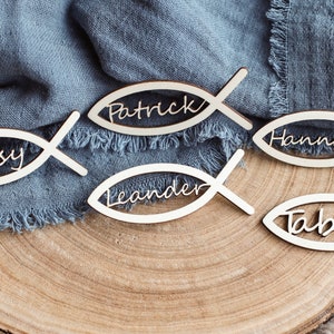 Platzkarten Kommunion - Konfirmation - Taufe -*Feste* - Schriftzug aus Holz -  personalisierte Namen  - Finde deinen Platz - Name im Fisch