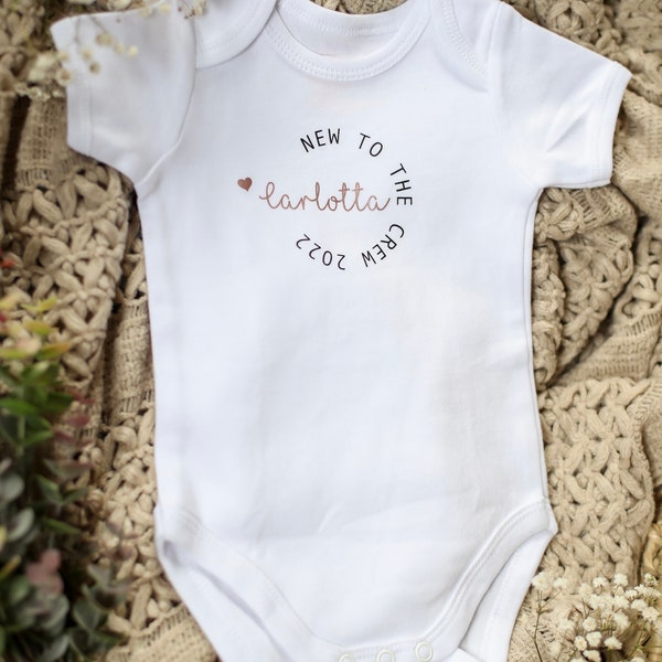 Personalisierter Baby Body / Geschenk zur Geburt / Name / personalisierbar / New to the crew