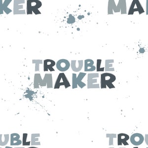 Könnte beinhalten: Ein weißer Hintergrund mit einem sich wiederholenden Muster des Satzes "Trouble Maker" in schwarzer, grauer und blauer Schrift mit blauen Farbspritzern.