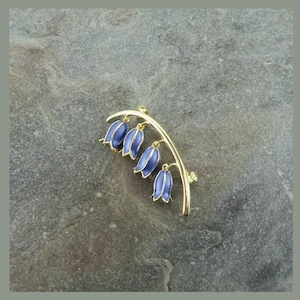 Broche en forme de jacinthe des bois, dorée