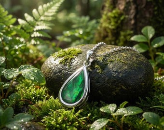 Pauaskal Grönt droppformat halsband