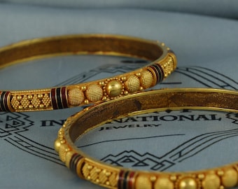 Pulseira rígida em ouro maciço 18K, estilo minimalista e robusto dos anos 90. Delicada e feita à mão na Índia, em ouro 18K puro, leve e com enchimento de cera.